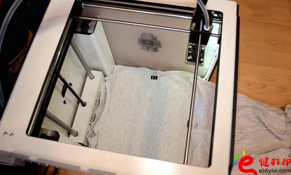 將T恤鋪在構(gòu)建板上-3D打印培訓(xùn)設(shè)計簡易教程 DIY個性定制自己的T恤3D打印裝飾 將T恤鋪在構(gòu)建板上-3D打印培訓(xùn)設(shè)計簡易教程 DIY個性定制自己的T恤3D打印裝飾